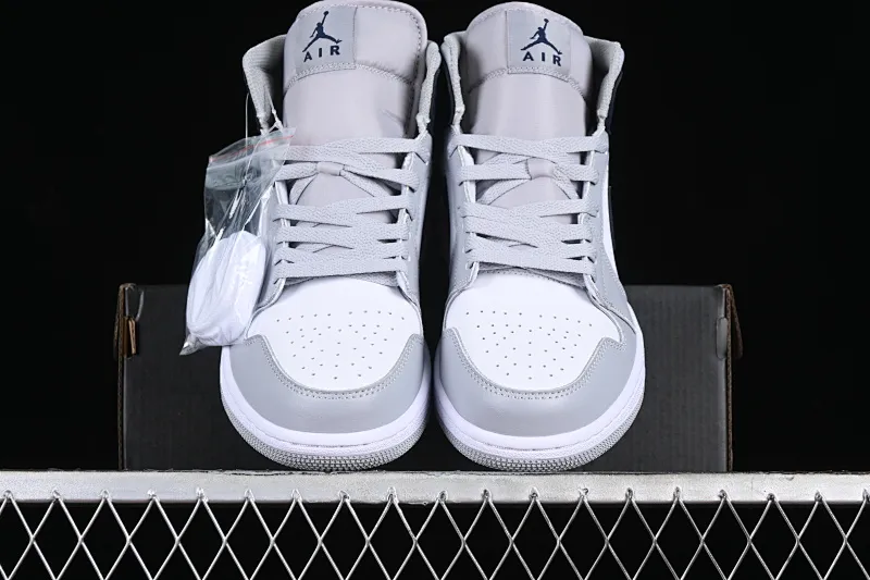 All categories Air Jordan Jordan series basketball shoes Air Jordan 1 Mid Air Jordan 1 Mid AJ1 Joe 1 gray blue Zhongbang basketball shoes DQ8426-104